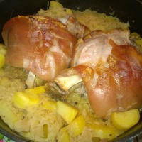 Schweinshaxe mit Kartoffeln und Sauerkraut aus dem Dopf
